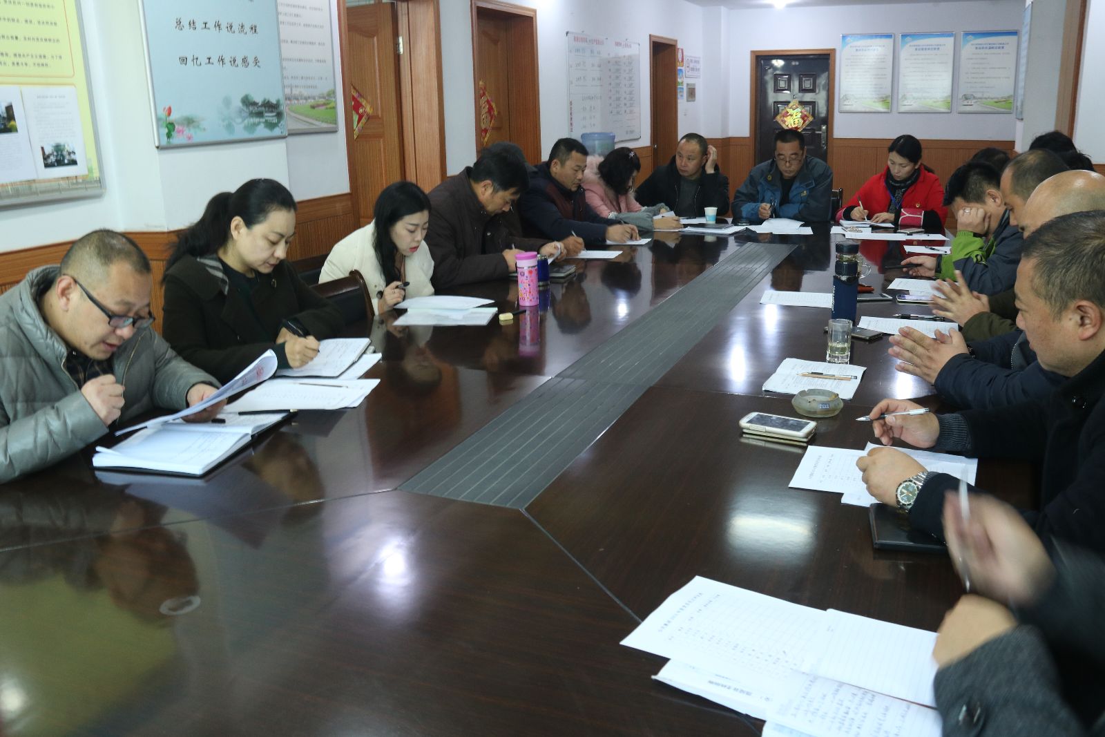 公交新浦公司黨支部組織學(xué)習(xí)黨的十八大會(huì)議精神