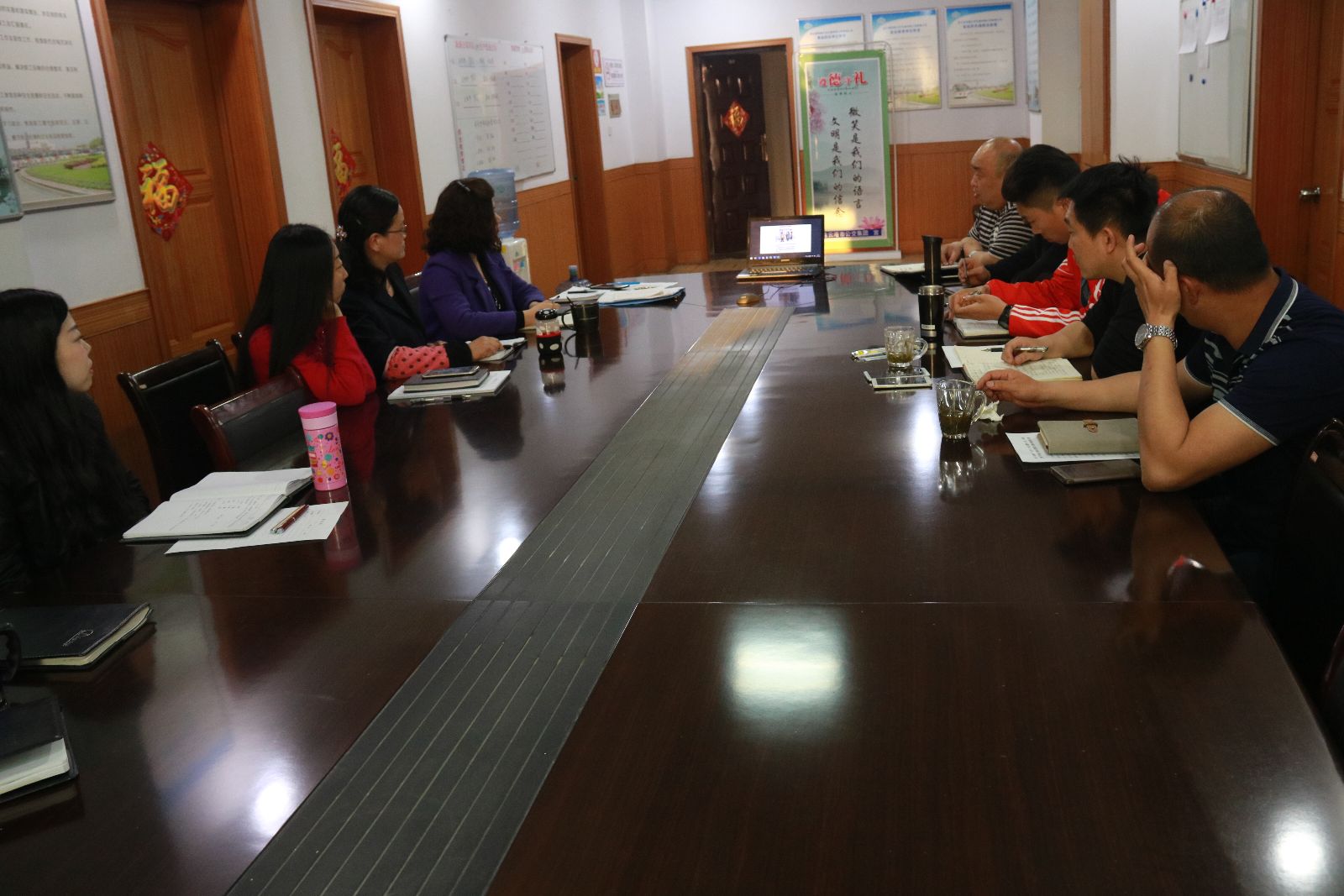 公交新浦公司組織固定學(xué)習(xí)日觀看《船廠諜影》、《追夢英雄》