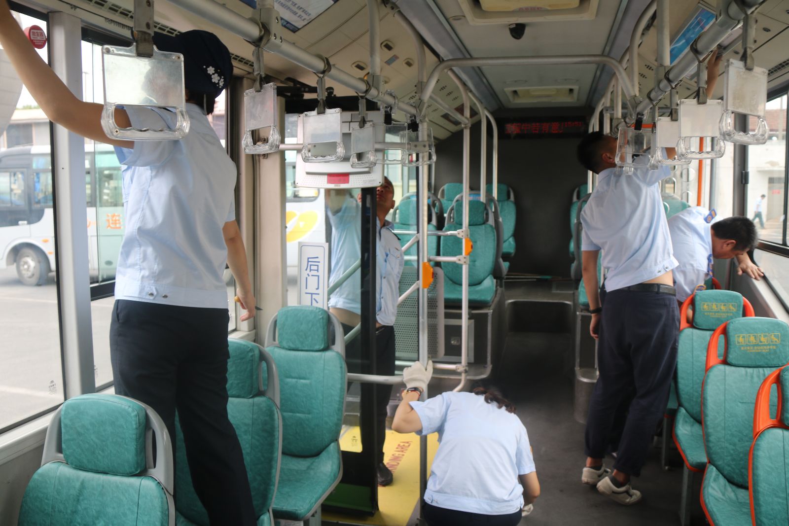 公交快速公司黨支部開(kāi)展“七一”黨員打掃車輛志愿服務(wù)活動(dòng)