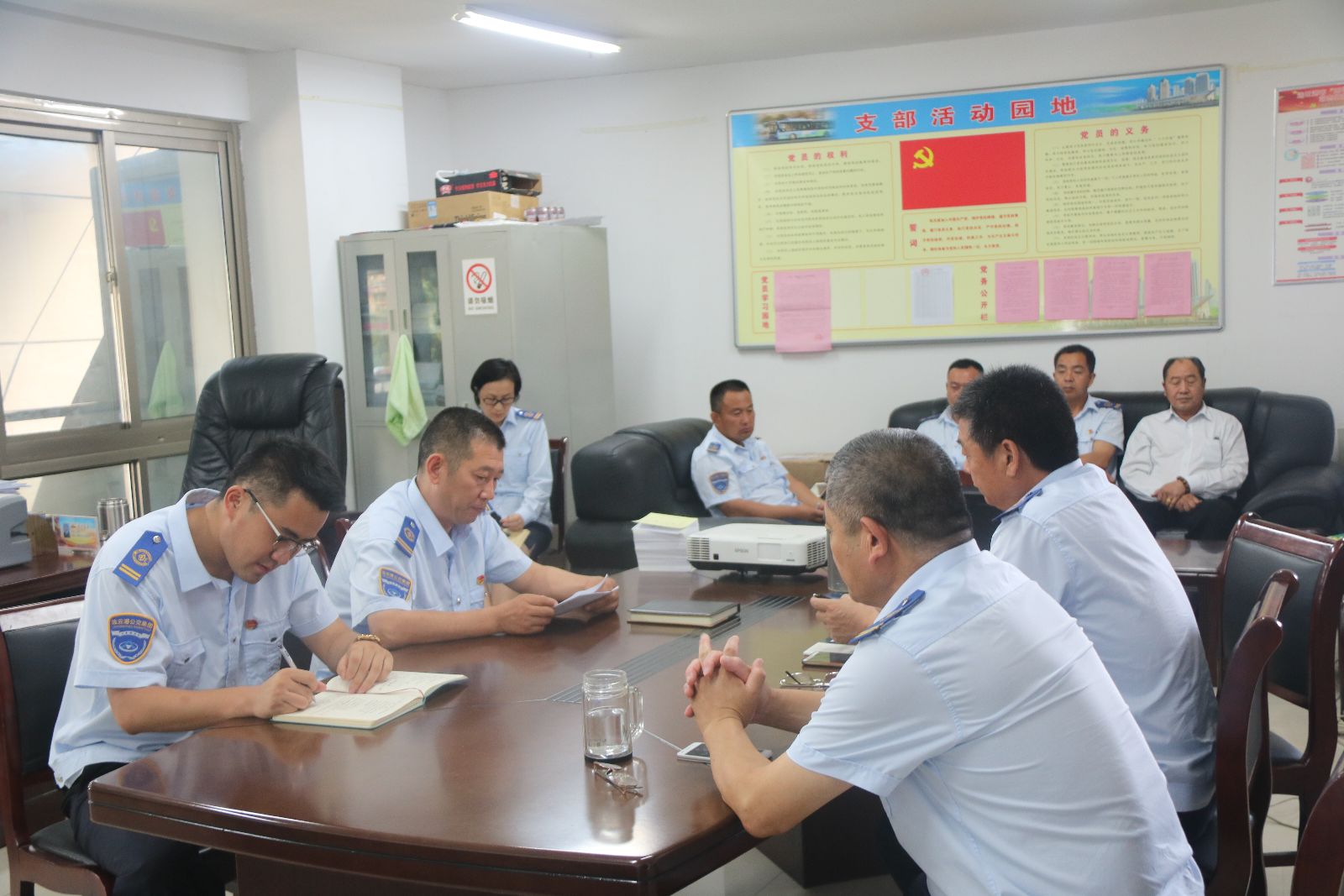 公交集團(tuán)各權(quán)屬單位召開(kāi) “旗幟鮮明講政治”專題黨課