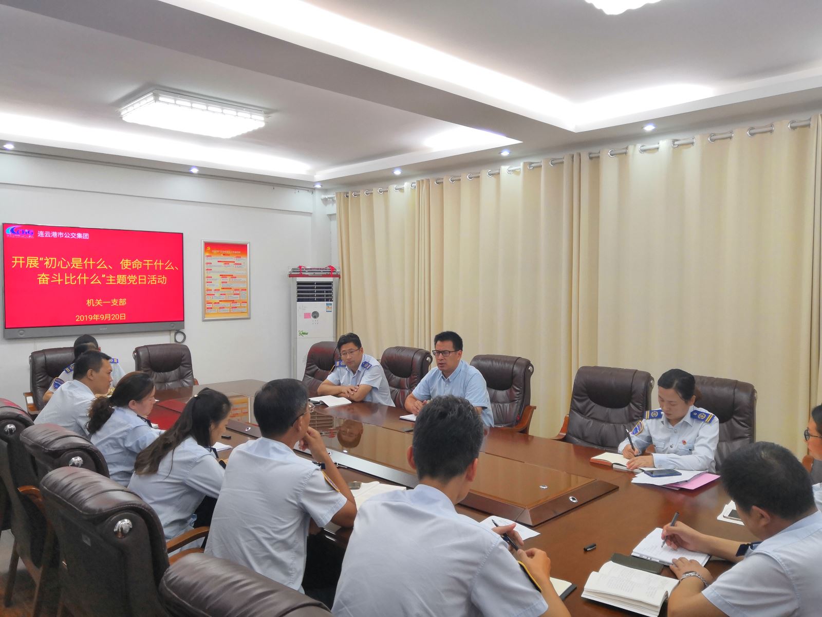 公交集團機關(guān)一、二黨支部開展“初心是什么、使命干什么、奮斗比什么”主題黨日活動