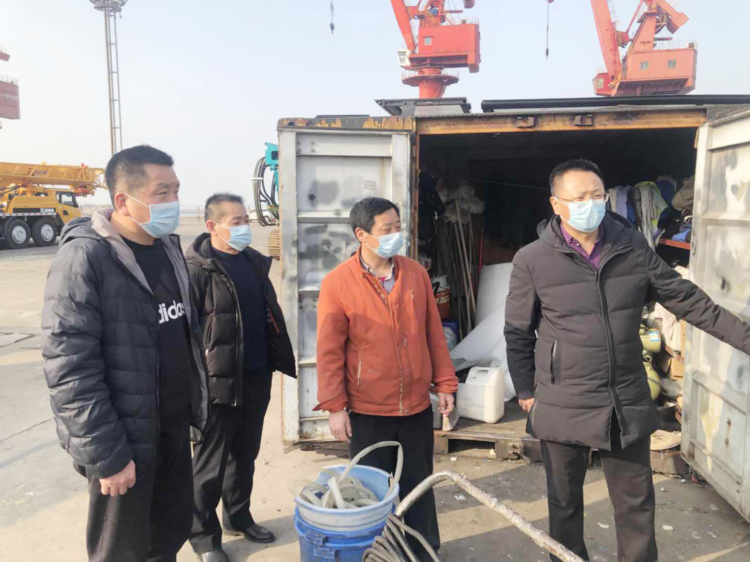 公交集團機務技術(shù)事業(yè)部領(lǐng)導班子集體，慰問港口服務一線人員