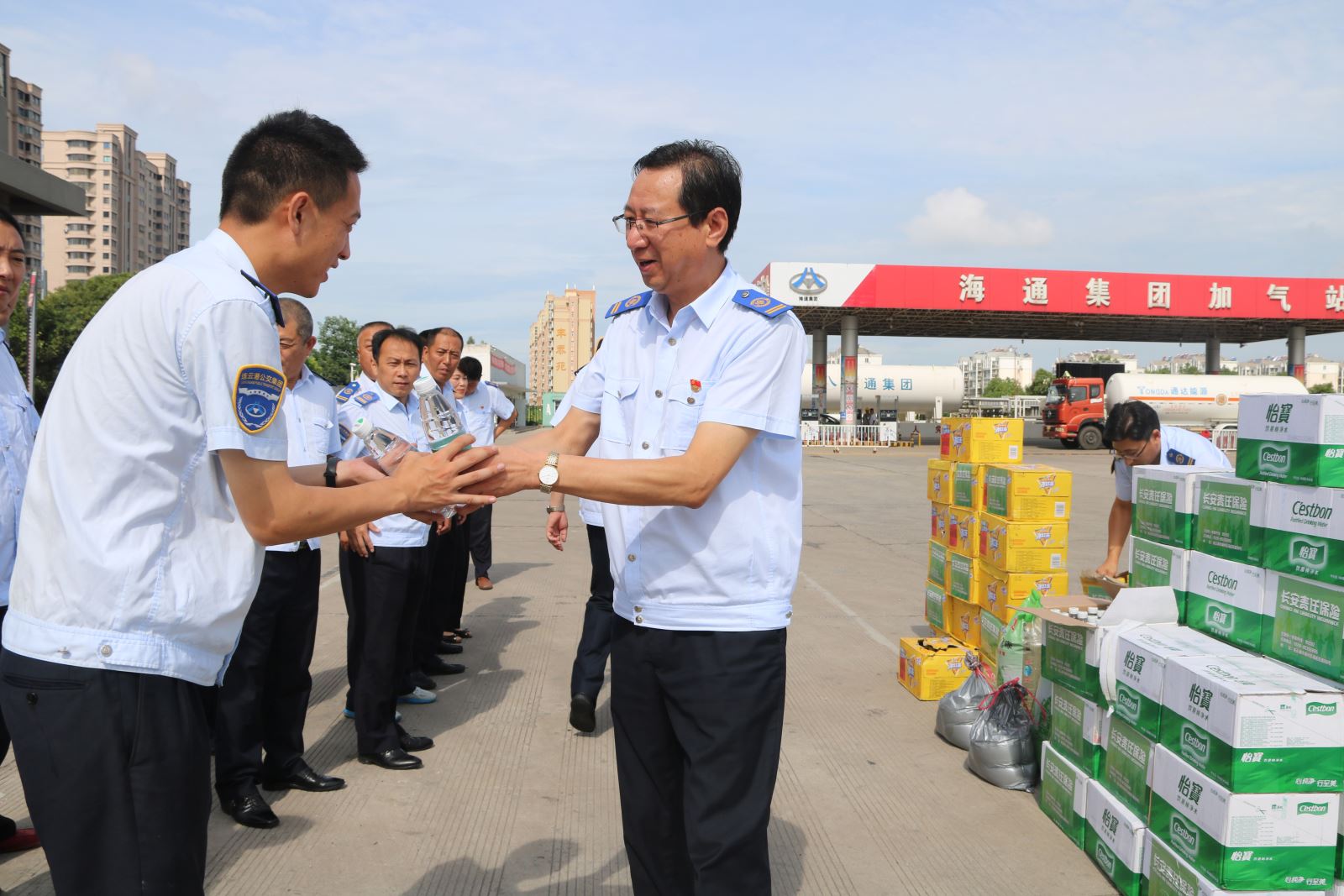 致敬高溫下的公交人（一）：太陽很烈，你們很美！