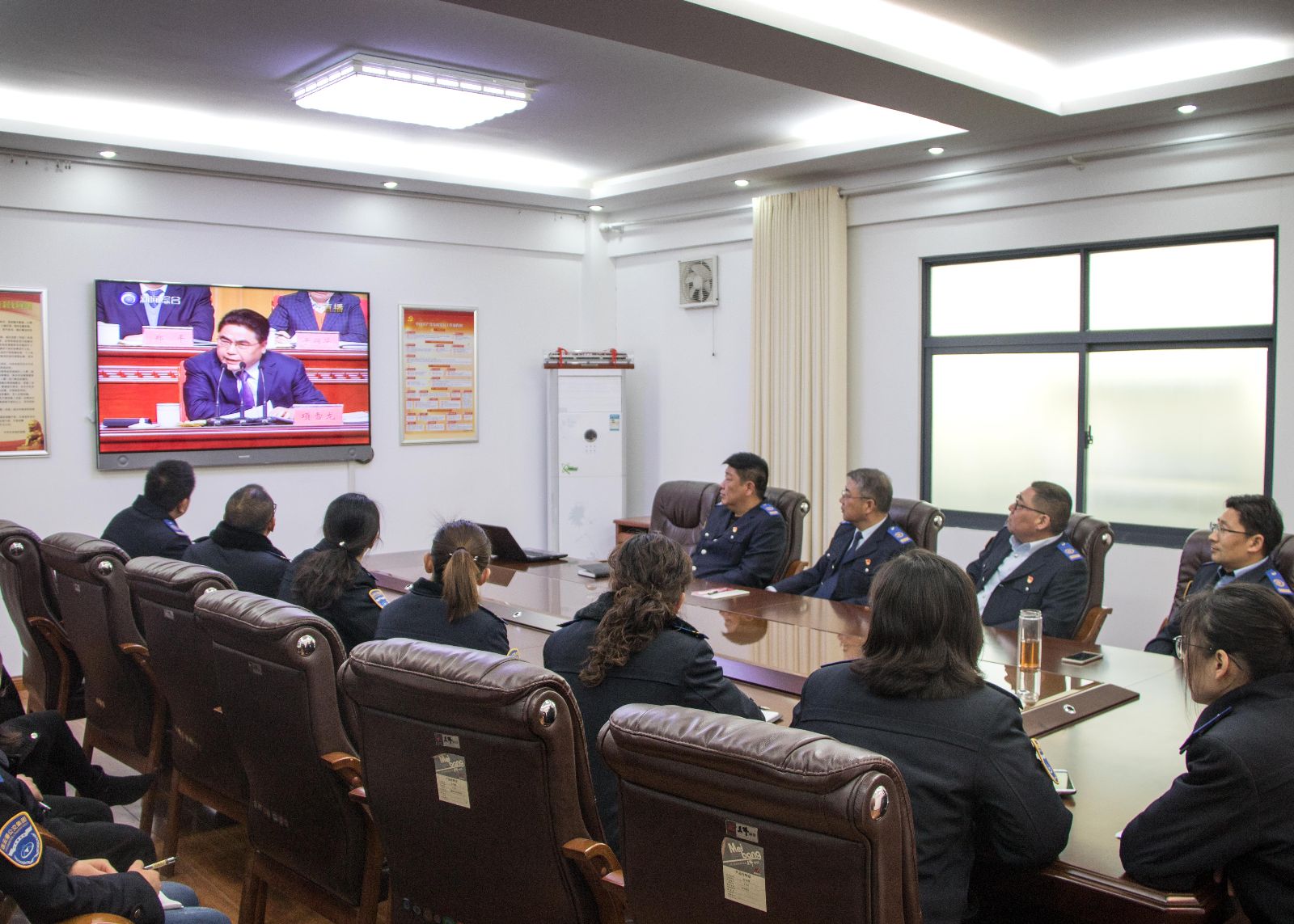 公交集團(tuán)組織員工收看全市“高質(zhì)發(fā)展、后發(fā)先至”動員大會